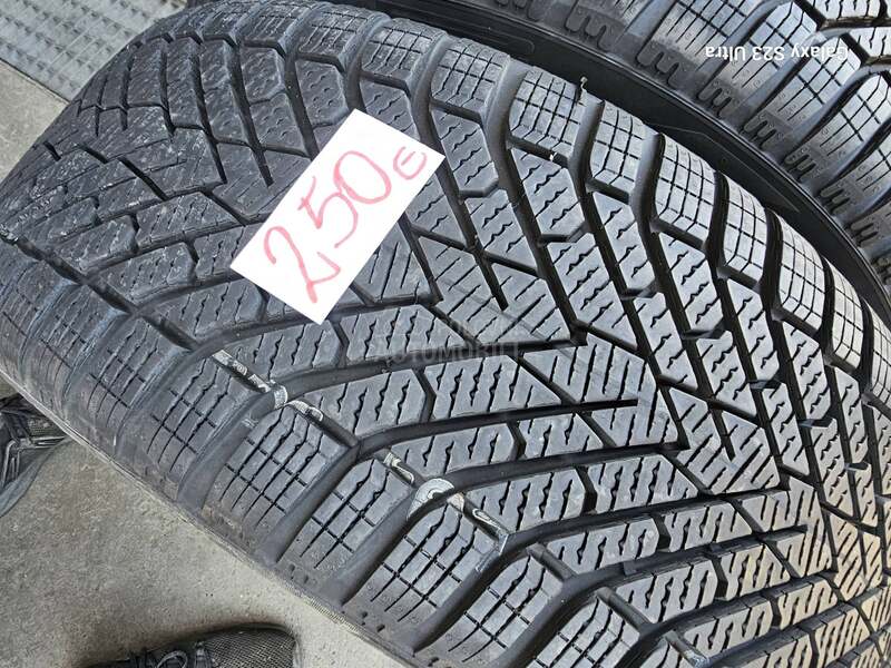 Hankook 215/45 R17 Zimska