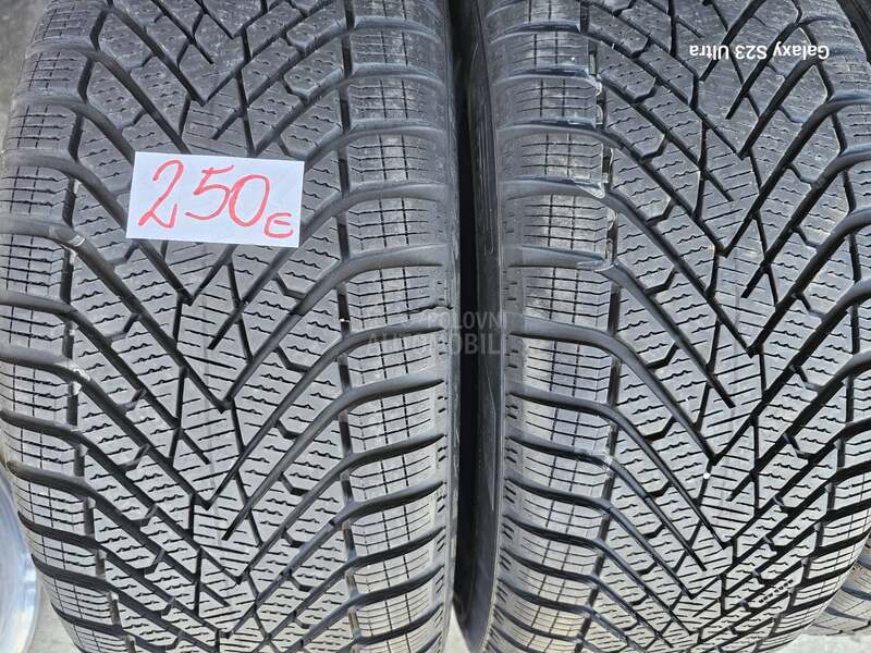 Hankook 215/45 R17 Zimska