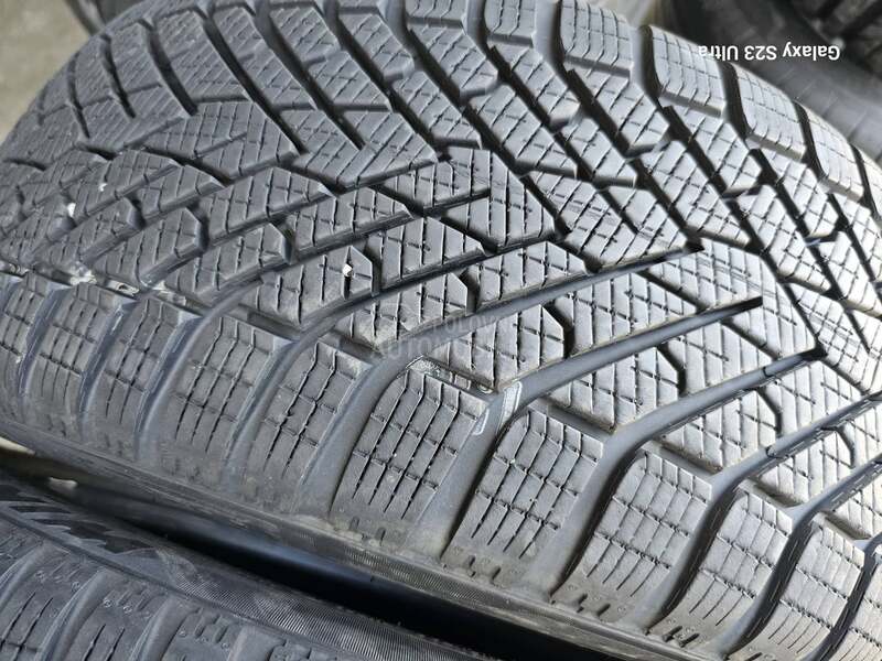 Hankook 215/45 R17 Zimska