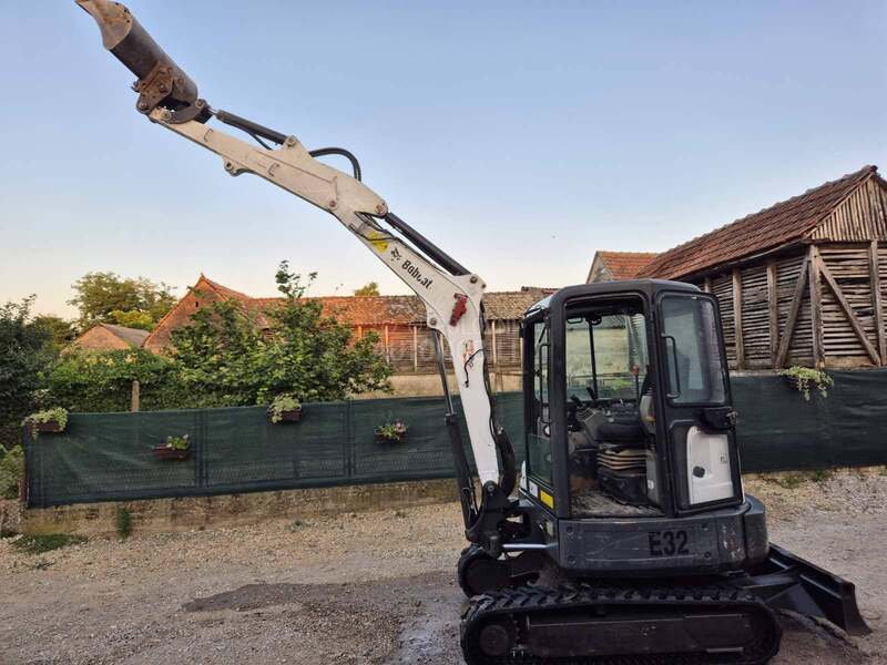 Bobcat E32
