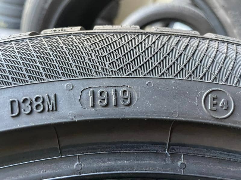 Continental 215/45 R18 Zimska