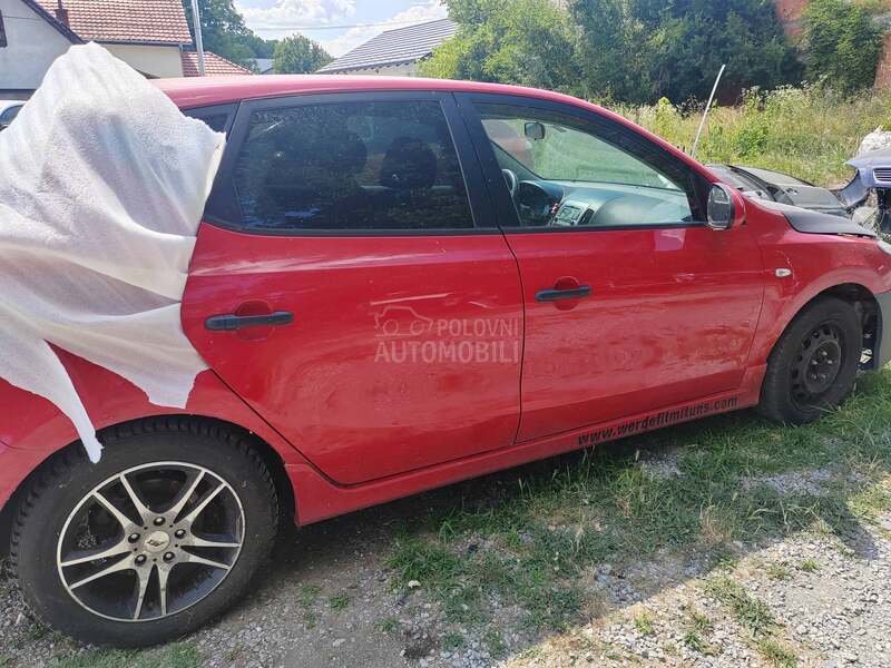 Hyundai i30 1.6d 2010. god. -  kompletan auto u delovima