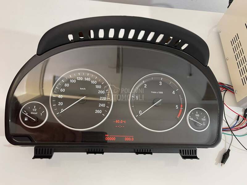 F10 sat sa izlazom za hud