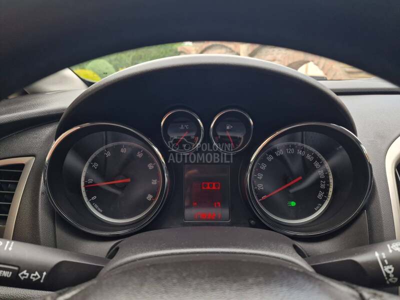 Opel Astra J 1.6 B E N Z I N