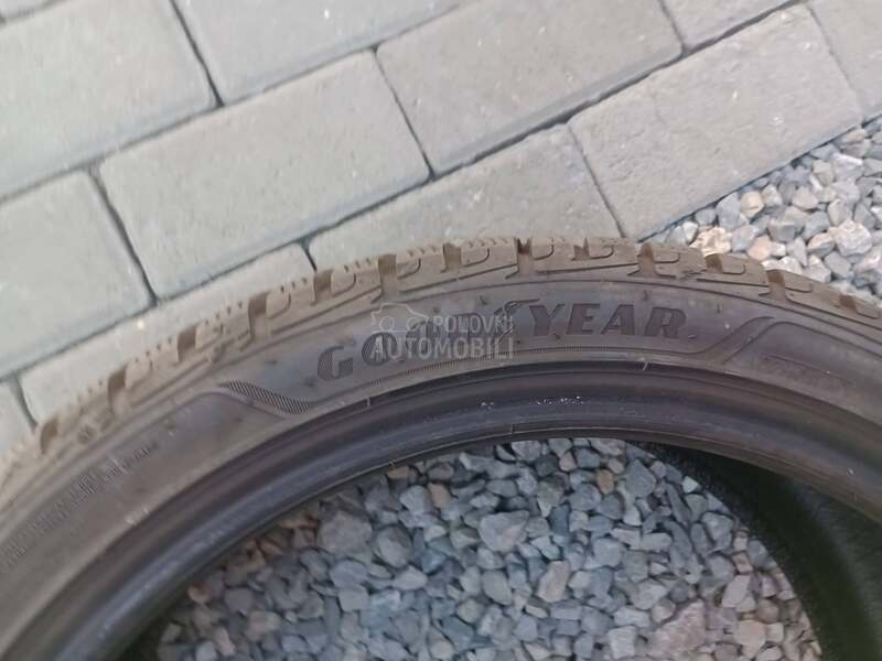 Goodyear 225/40 R18 Zimska