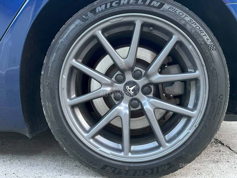 Tesla Model 3 AUT PILOT