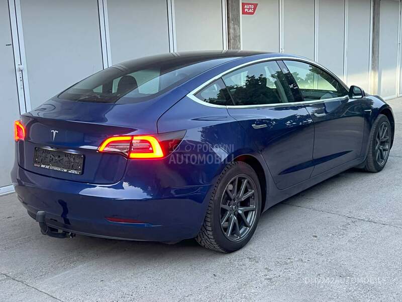 Tesla Model 3 AUT PILOT