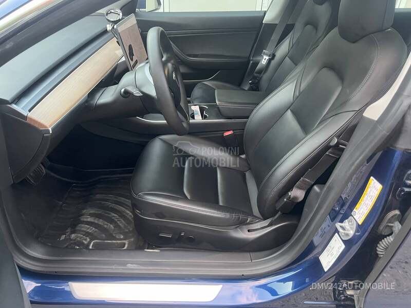 Tesla Model 3 AUT PILOT