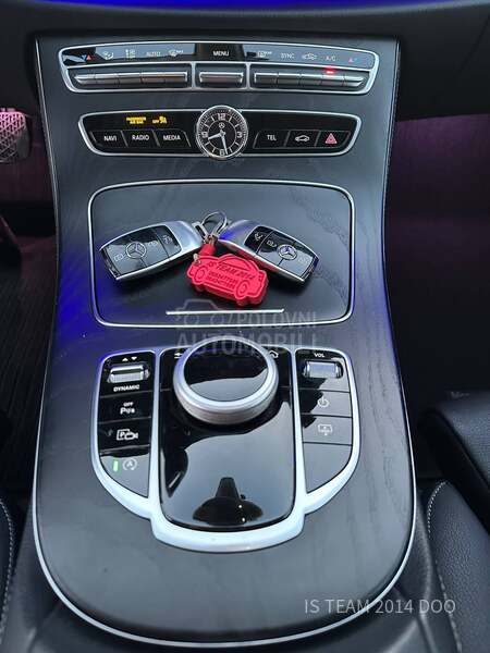 Mercedes Benz E 220 CDI 4MATIC PREMIUM