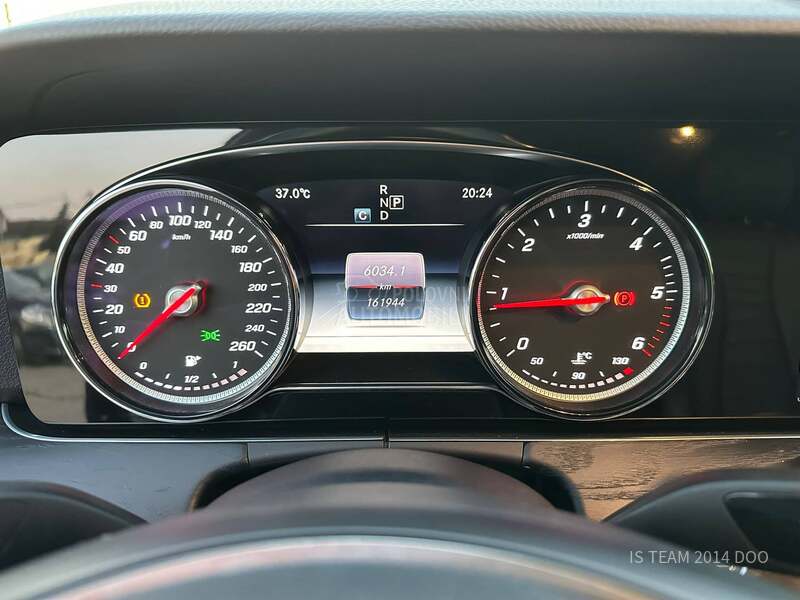 Mercedes Benz E 220 CDI 4MATIC PREMIUM