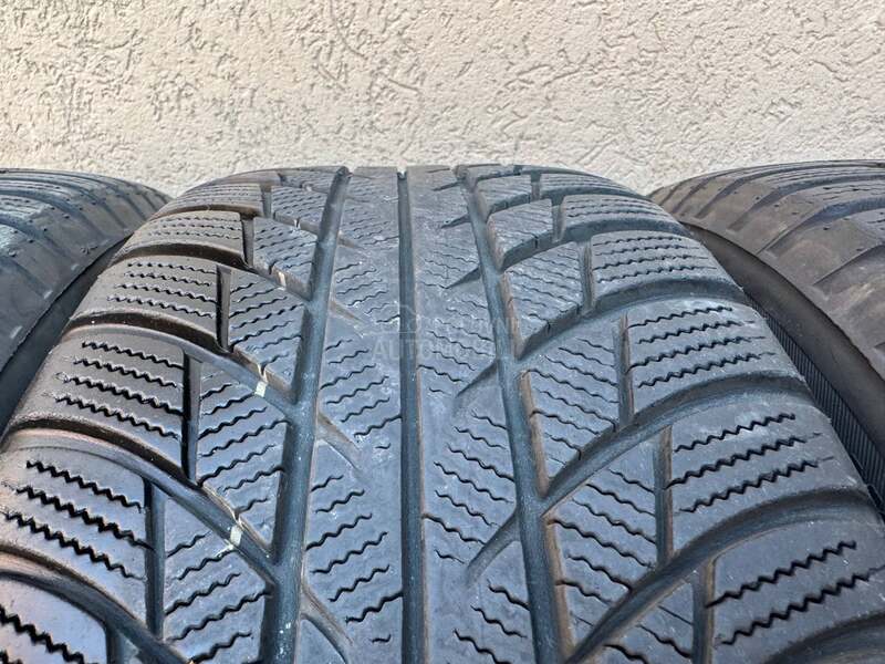 Bridgestone 215/55 R17 Zimska