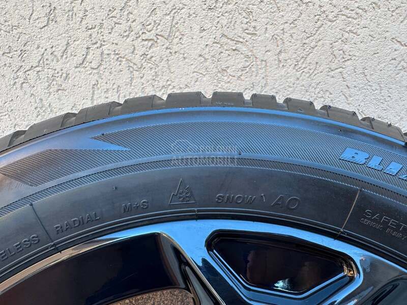 Bridgestone 215/55 R17 Zimska