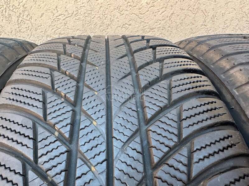 Bridgestone 215/55 R17 Zimska