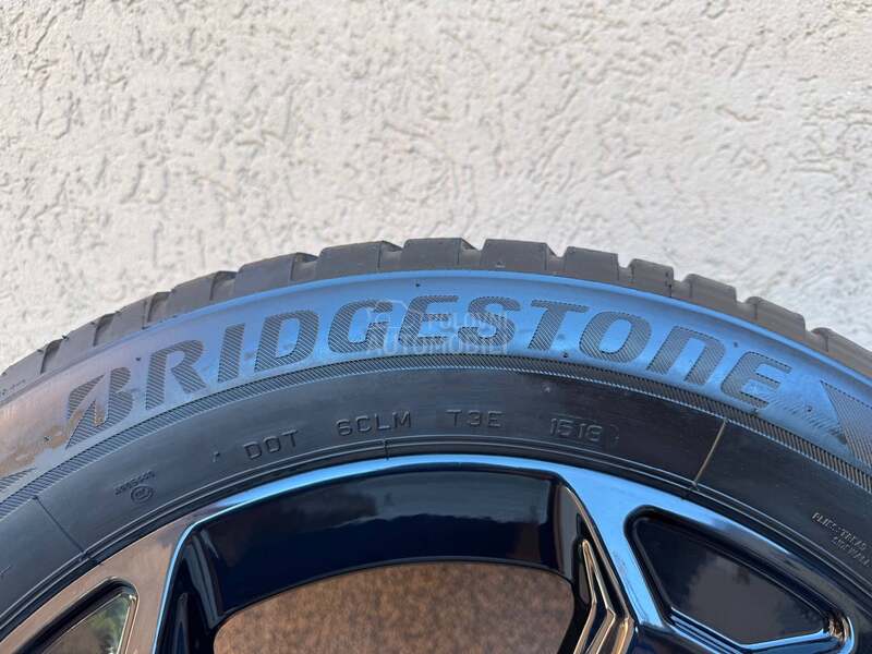 Bridgestone 215/55 R17 Zimska