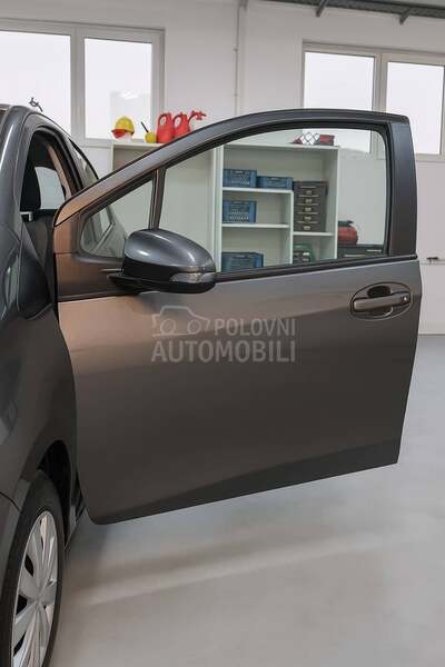 Toyota Yaris N.O.V...C.H