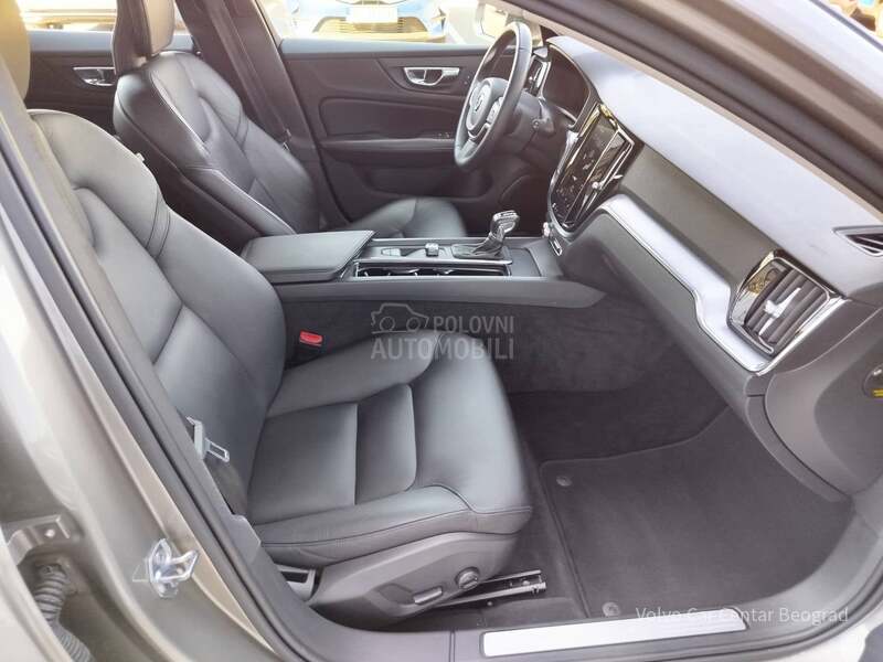 Volvo V60 2.0 D3 MOMENTUM A/T