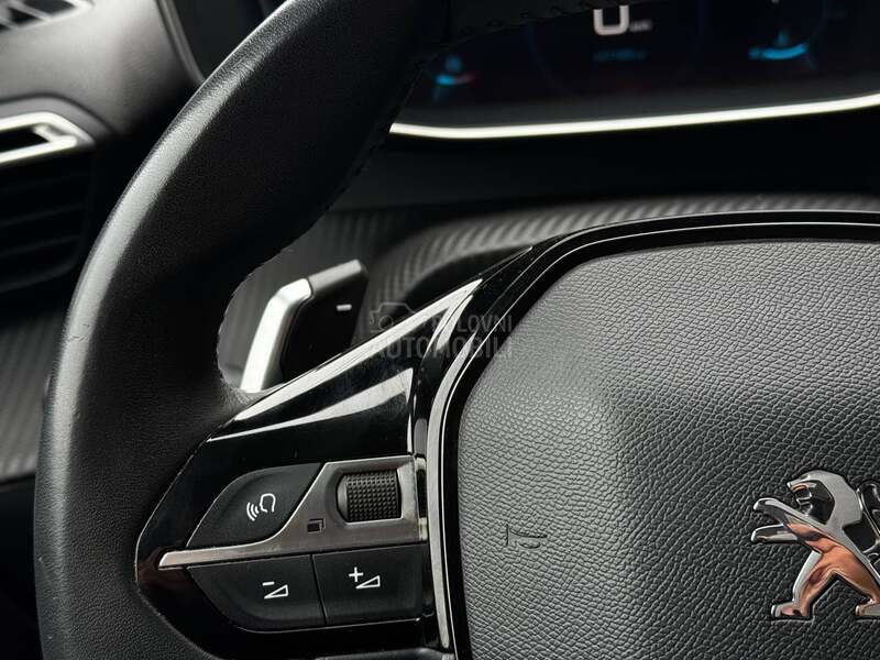 Peugeot 2008 1.5 / A/T / ALLURE