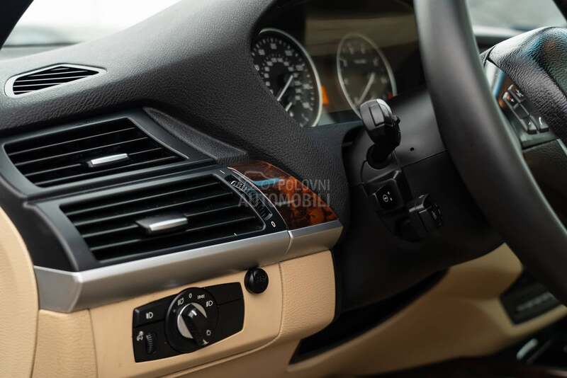 BMW X5 4.8i 7sed Pano