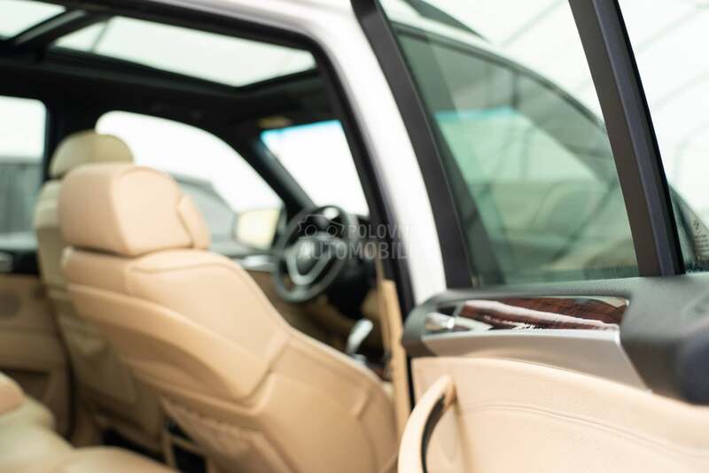 BMW X5 4.8i 7sed Pano