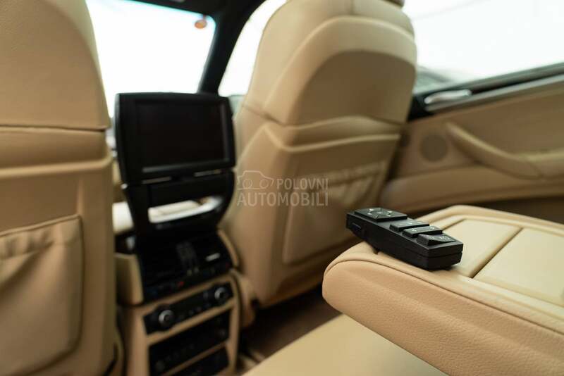 BMW X5 4.8i 7sed Pano