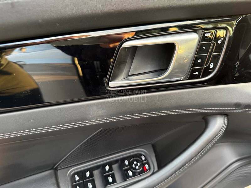 Porsche Panamera 4S/AKRAPOVIC/MATRIX