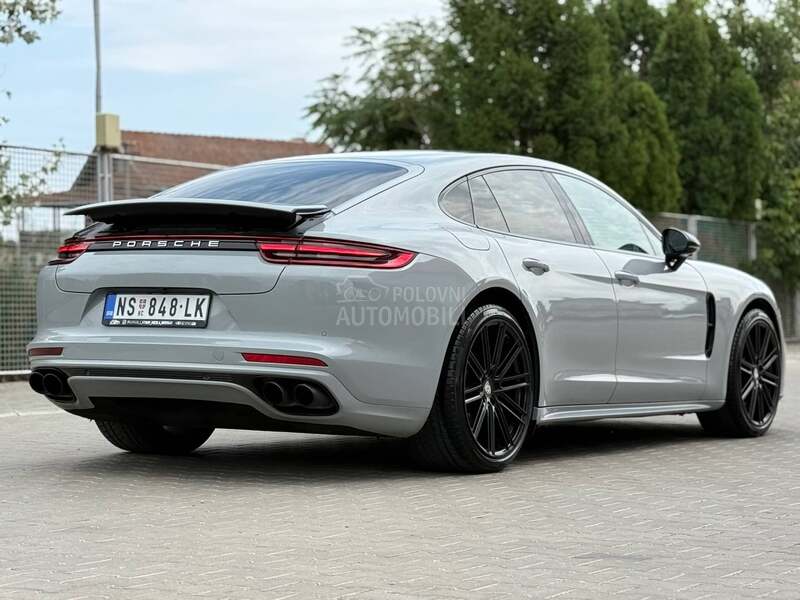Porsche Panamera 4S/AKRAPOVIC/MATRIX