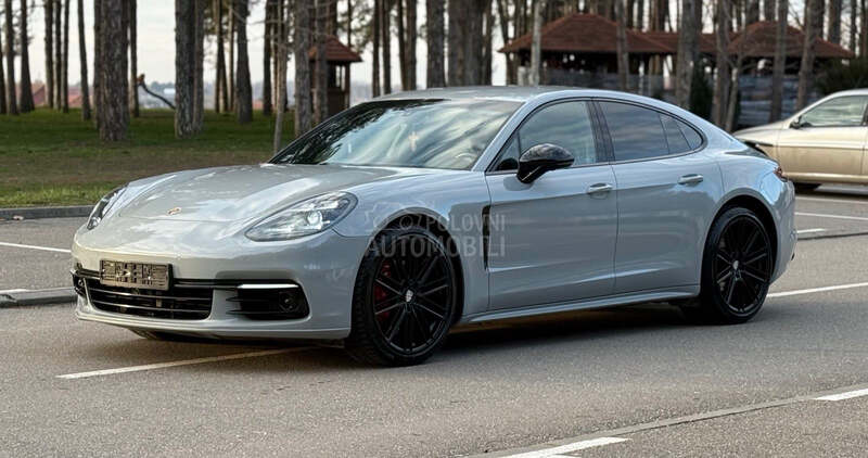 Porsche Panamera 4S/AKRAPOVIC/MATRIX