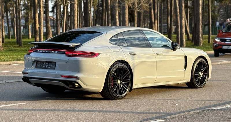 Porsche Panamera 4S/AKRAPOVIC/MATRIX