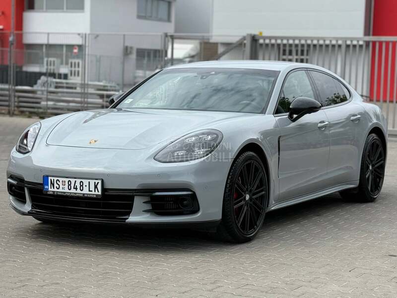 Porsche Panamera 4S/AKRAPOVIC/MATRIX