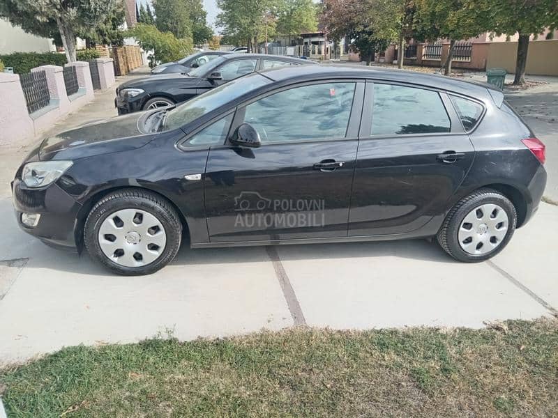 Opel Astra J 1.6 O D L I C N A Opel Astra J 1.6 O D L I C N A