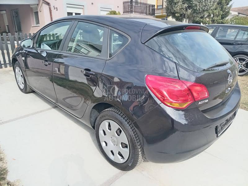 Opel Astra J 1.6 O D L I C N A Opel Astra J 1.6 O D L I C N A