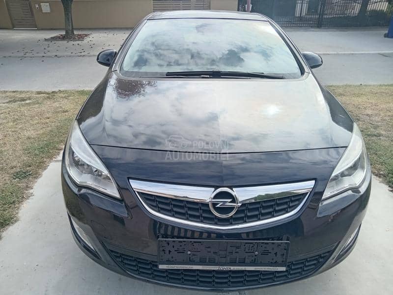 Opel Astra J 1.6 O D L I C N A Opel Astra J 1.6 O D L I C N A