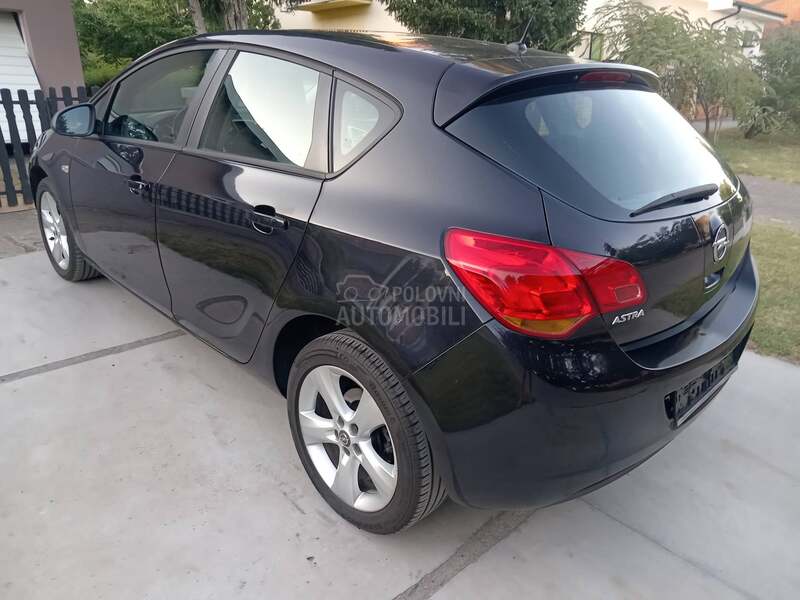 Opel Astra J 1.6 O D L I C N A