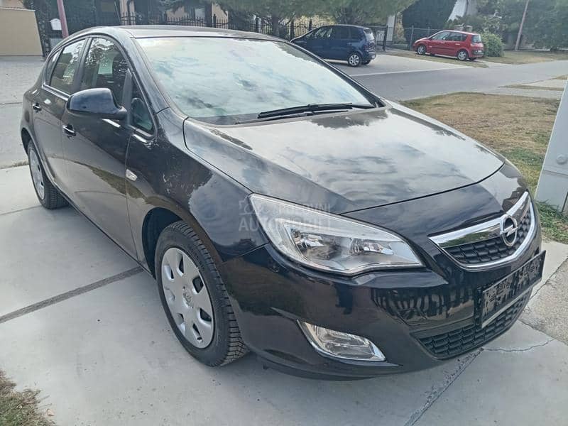 Opel Astra J 1.6 O D L I C N A Opel Astra J 1.6 O D L I C N A
