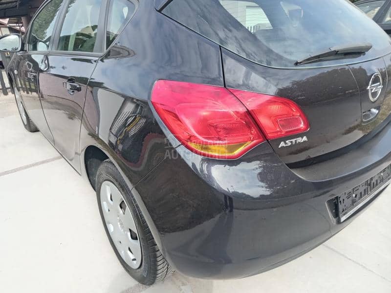 Opel Astra J 1.6 O D L I C N A Opel Astra J 1.6 O D L I C N A