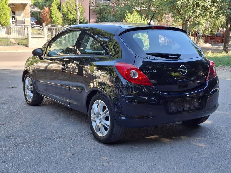 Opel Corsa D 1.2 ESSENTIA