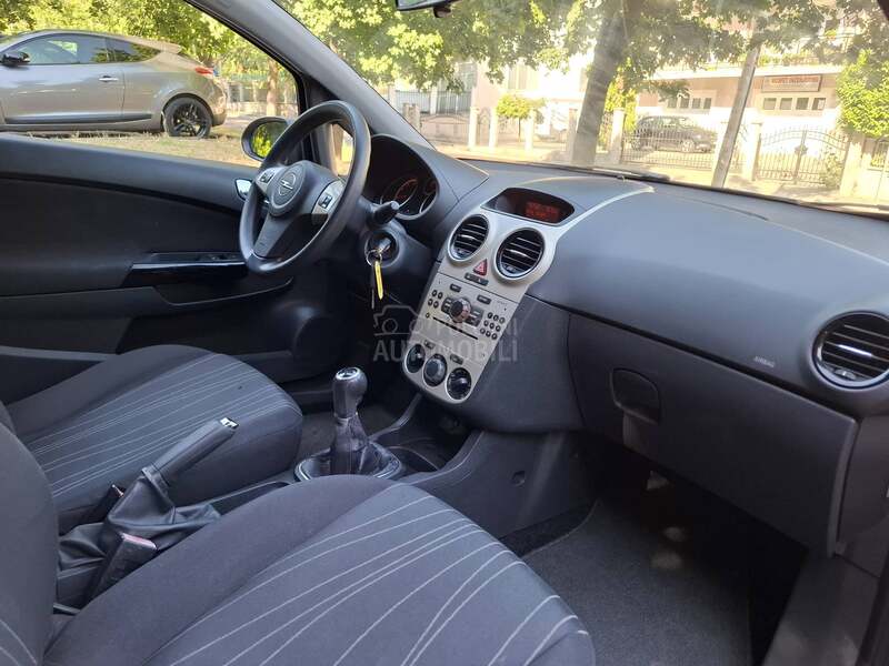 Opel Corsa D 1.2 ESSENTIA