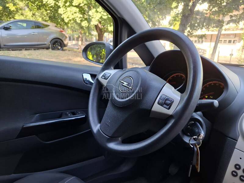 Opel Corsa D 1.2 ESSENTIA