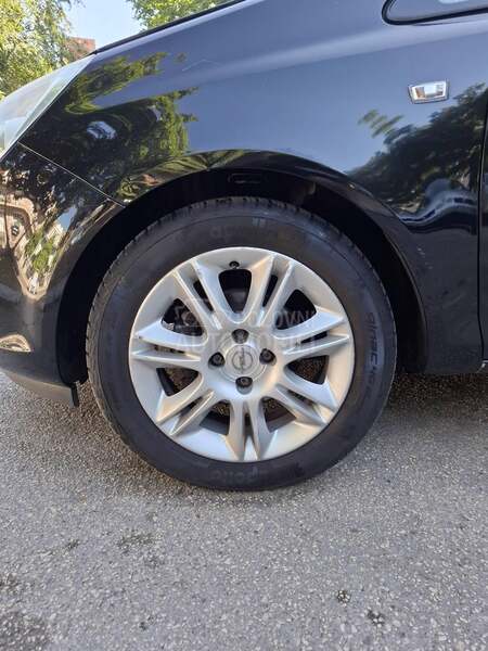 Opel Corsa D 1.2 ESSENTIA