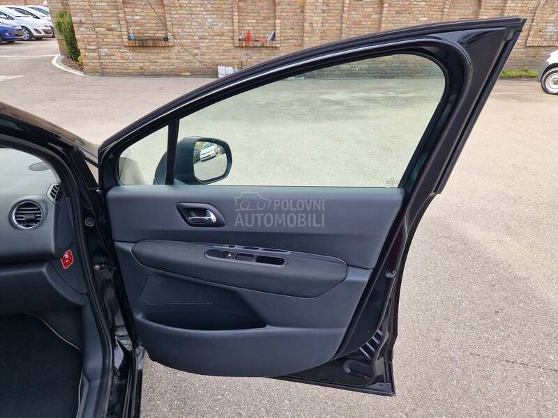 Peugeot 5008 7 sed N A V I