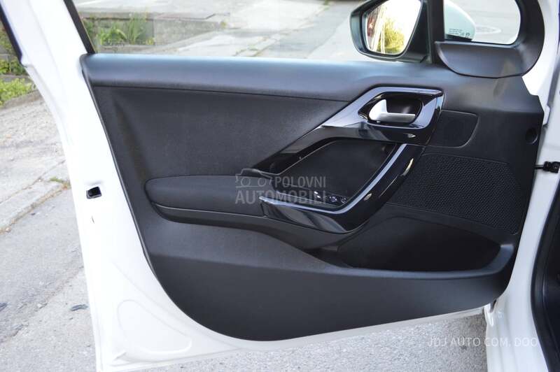 Peugeot 208 1.2 PureTech Nav