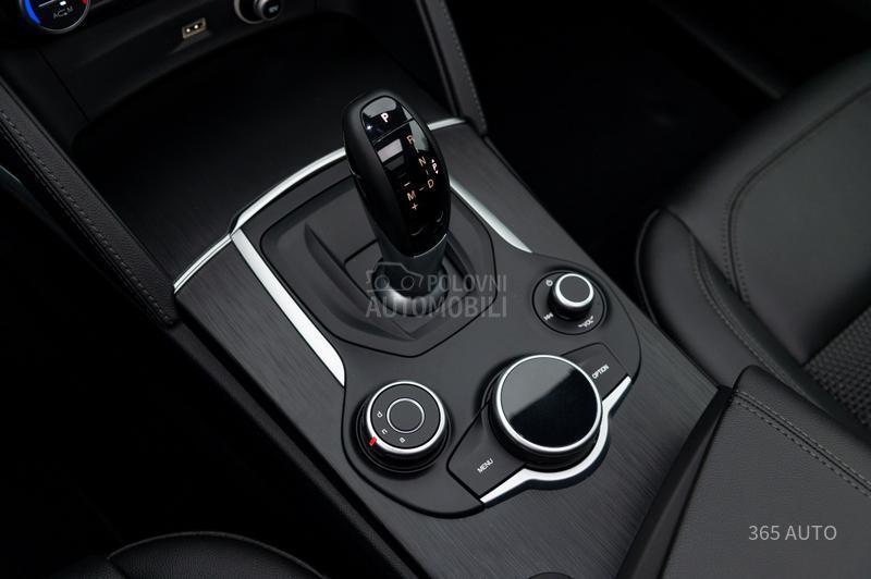Alfa Romeo Stelvio Q4/PANO/ACC