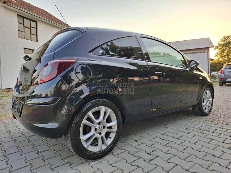 Opel Corsa D 1.4 i, Enyoj