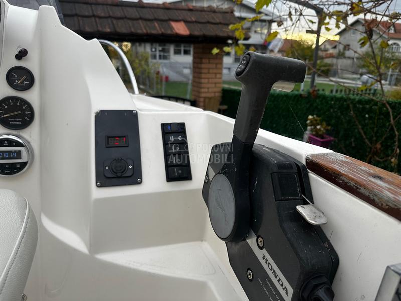 Quicksilver Activ 470 cabin