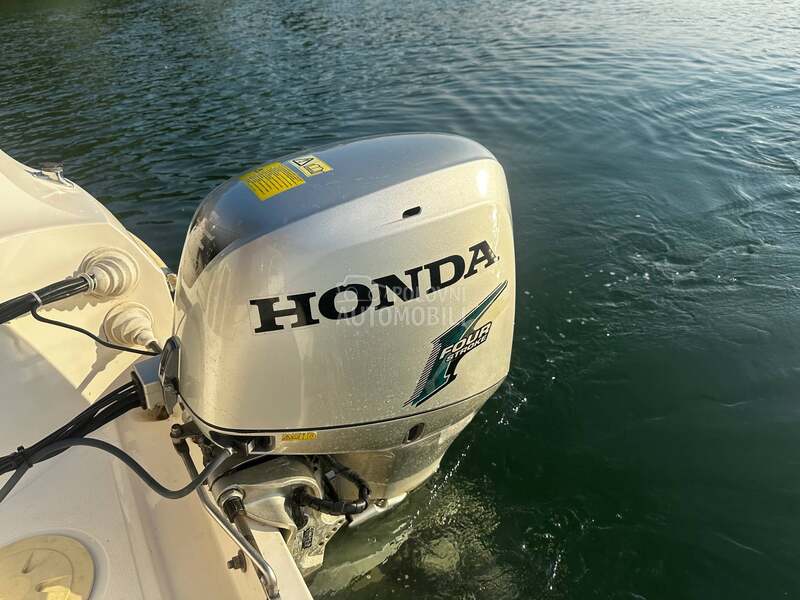 Quicksilver Activ 470 cabin