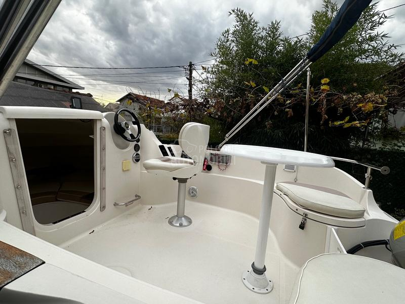 Quicksilver Activ 470 cabin