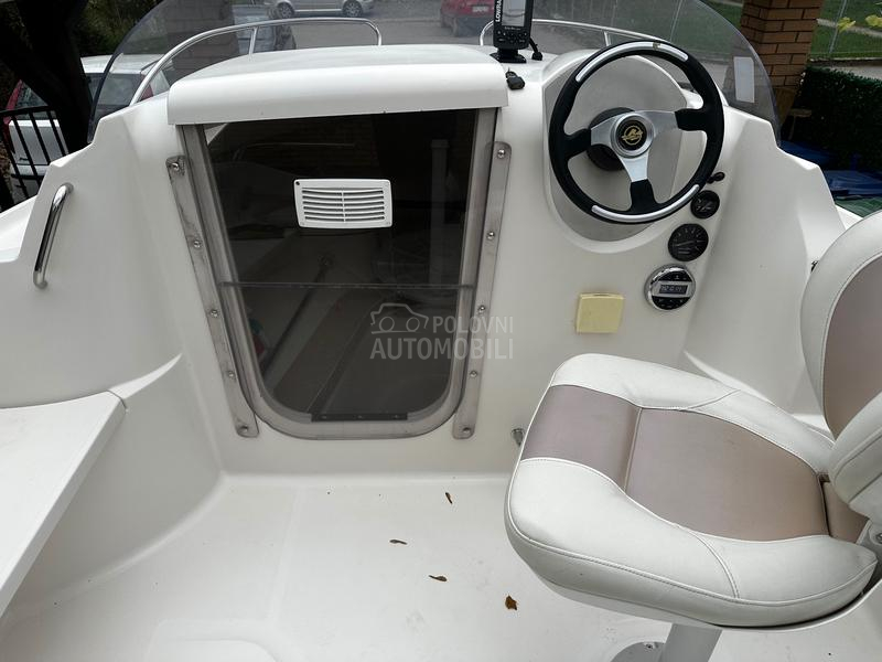 Quicksilver Activ 470 cabin