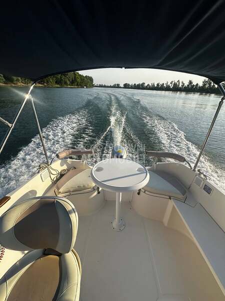 Quicksilver Activ 470 cabin