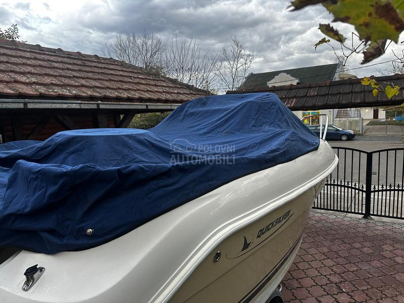 Quicksilver Activ 470 cabin