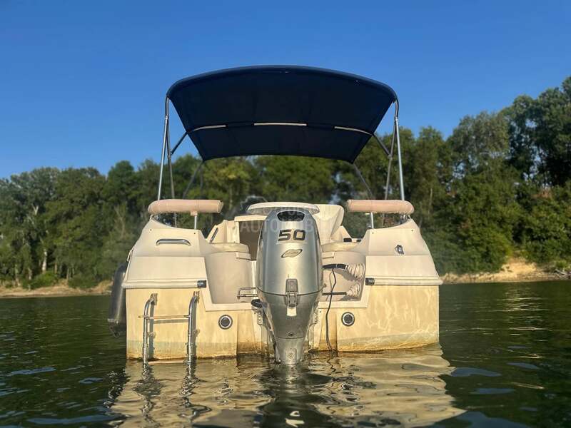 Quicksilver Activ 470 cabin